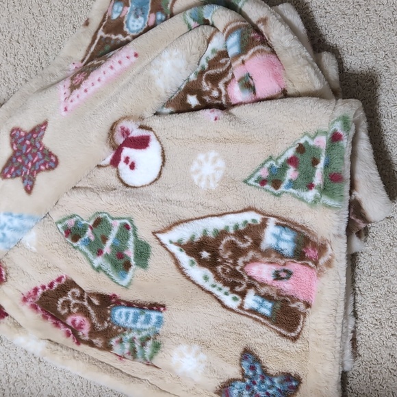 ‼️6 HOUR SALE‼️Viral 🎥 Cupcakes & Cashmere Gingerbread House Throw, Faux Fur - Picture 6 of 11